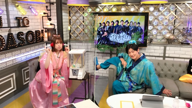 Shimono Hiro And Uchida Maaya As Hikoboshi And Orihime Struggling To Try Handbells For The First Time Say You To Yoasobi Anime Anime Global